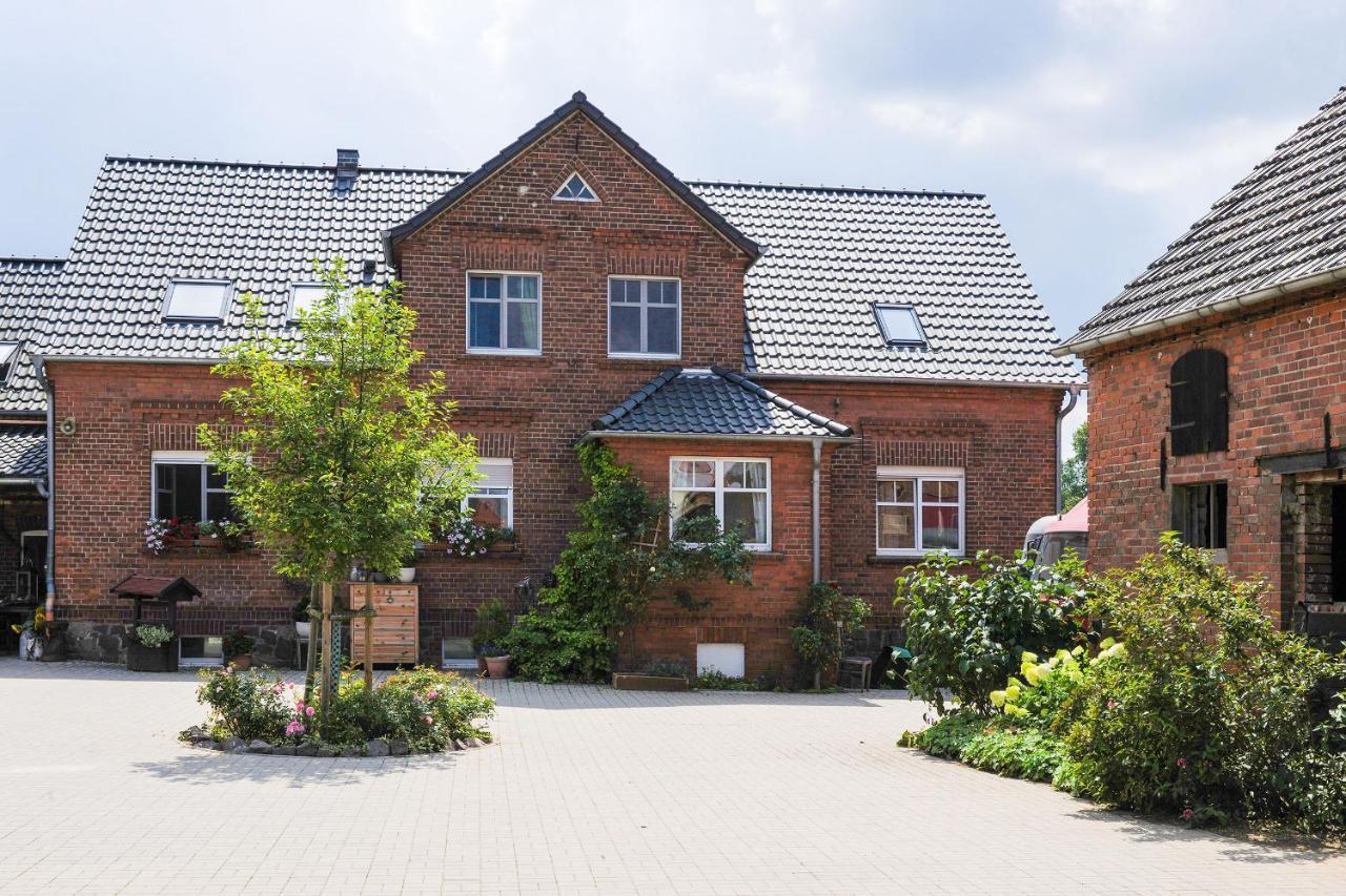 Gutshof Zum Adlernest Hotel Arnsnesta Екстериор снимка